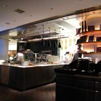 The Kitchen Salvatore Cuomo NAGOYA - オープンキッチンが活気を生み出す