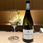 日本料理FUJI - 品種非開示の平川ワイナリー。こちらはソーヴィニヨン・ブラン的なテイスト。
      酸がシャープで、鯵の酢の物との親和性が高いかな。
      藤岡大将の料理にワインを合わせるのは難しいでしょうけど、これからが楽しみ♪