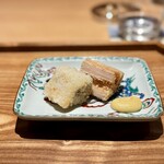 日本料理FUJI - いつもの大好きすぎる「あさはた蓮根」は、ほっくりと澱粉質が際立ちます。
      横には、私には初めてお目見えする、もう一つのおかき揚げが。游がせのカマスです(^^)
      相変わらず、その保水には驚かされます！