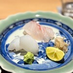 日本料理FUJI - 泥障烏賊に施された、きれいな包丁のお仕事によって、甘さが引き出されています。
      真鯛も相変わらず、味のグラデーションに合わせた盛り付けで美味♪