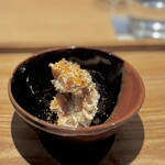 日本料理FUJI - FUJIさんの魅力のひとつが、煎るところから摺るところまで、その香りの変化を存分に楽しめる金胡麻。
      この時期の柿の白和えは、その魅力を最大限に発揮できるお料理のひとつ。
      最高〜(^^)