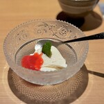 日本料理FUJI - ややや！この酒粕寄せが、侮れない美味しさですよ。
      完っ全にデザートそのものですやん(^^)
      想像以上のふくよかな甘さに、おそらく酸味がかなりしっかりした苺のソースとの相性が抜群♪