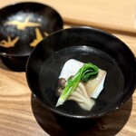 日本料理FUJI - 初めて聞きましたよ、連子鯛♪まだまだ知らない魚がたくさんありますね。
      こちらは、身質の繊維がデリケートで、滑らか。
      とっても上質なお椀に仕上がっています。