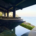 335701920 - 空中に浮かぶように設えられた「ノンラー席」