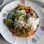 335701929 - サラダを中心に盛ってきた