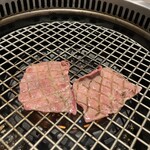 大昌園 太宰府筑紫野店 - 薄切りのタンを炙る。