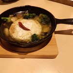 肉ビストロ庵 Nick 別邸 - 丸ごとカマンベールのアヒージョ