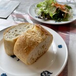 山手ROCHE - ランチセットはサラダとライスかバケットを選べます