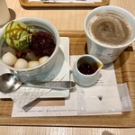ナナズ グリーン ティー - 料理写真:抹茶クリームあんみつ（810円税込）と温かいほうじ茶ラテ（Setの場合/380円税込）
