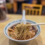 桂花ラーメン - 麺はこんな感じ、博多ラーメンの低加水の麺を少し太くした感じの麺です。
