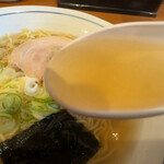 末広食堂 - 厳選煮干しに宗田鰹でダシを取ったスープとのこと