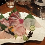 酒の穴 - 刺身は少し手をつけてますが人数分で用意いただきました