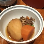酒の穴 - 肉じゃが　小分けで用意してくれます