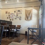 カフェ ジグソー - 広々した店内　年配の人に人気のようです