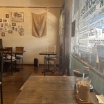 カフェ ジグソー - 店内　窓際席からの日差しが気持ちいい