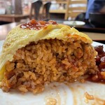 食堂 高田屋 - オムライス大盛り断面