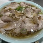 渋谷かっちゃんラーメン - 一面のチャーシューは壮観！