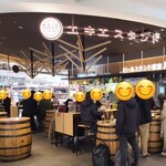 ビールスタンド重富 - 外観は木目調の垂れ壁に電灯ロゴ、ウォークイン冷蔵庫のガラス窓付きステンレス扉、黒塗りのビールサーバーのある受付&引き渡しカウンター、BGMは無
            お席はekie standの共用立ち飲みスペース