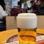 ビールスタンド重富 - アサヒビール・マルエフ三度注ぎ(税込700円)
            三度注ぎは1回泡を作って、しばらく泡が落ち着くまで小休止してから、再び注ぎます、出来上がるまで3分
            炭酸を抜きながらふんわりとした泡を構築、シルキーです
