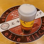 ビールスタンド重富 - アサヒビール・マルエフ三度注ぎ(税込700円)
            三度注ぎは1回泡を作り、泡が落ち着くまで小休止、炭酸を抜きながらふんわりとした泡を構築して注ぎ足し
            シルキーな泡の口当たり、炭酸や苦味の苦手な方にお薦め