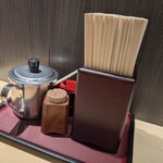 玉子焼専門店 松竹 - 備え付けの箸、ソース、七味