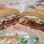 バーガーキング 阪急三宮駅前店 - 右テリヤキワッパー　左BBQワッパー　そっくり（笑）