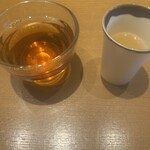 出汁と米 MUKU ARASHIYAMA - 左がほうじ茶 右が迎えだし