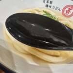 自家製さぬきうどんと肉 新橋甚三 - ダシの効いたつゆ