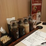 とんかつ神楽坂さくら - 卓上の調味料たち