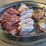 精肉屋の倅がただただ旨い肉を出す店 焼肉たけよし - お得定食(牛、豚、鶏) の210gのお肉