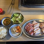 精肉屋の倅がただただ旨い肉を出す店 焼肉たけよし - お得定食(牛、豚、鶏) 210g 2090円