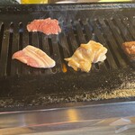 精肉屋の倅がただただ旨い肉を出す店 焼肉たけよし - 鉄板でお肉を焼きます