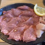 精肉屋の倅がただただ旨い肉を出す店 焼肉たけよし - タン塩定食　1760円のタン