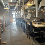 精肉屋の倅がただただ旨い肉を出す店 焼肉たけよし - カウンターとテーブル