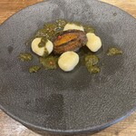 オリゾンテ - 活アワビのソテー　※ 活アワビをソテーし、肝を加えたジェノベーゼソースで仕上げた一皿。見た目はシンプルで、ソースの色合いもきれい。塩加減は的確で、香りの方向性は良い