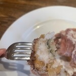 オリゾンテ - 断面を見ると身の水分がやや抜けており、揚げ時間は少し長めに感じる。ふっくら感よりもしっかりした食感が前に出る。安全側に振った火入れで、素材のピークを狙う仕立てではない印象。