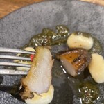 オリゾンテ - 部位によって固さにムラがあり、全体としてはやや火が入り過ぎた印象。柔らかい部分とゴム質に感じる部分が混在する。素材の問題というより、下処理や火入れの均一不足を感じた。