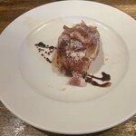 オリゾンテ - 穴子のフリット　※フリットに生ハムが乗せてある。ソースはバルサミコを煮詰めたもの。普通に美味しい。ただ、衣がやや厚く、フリットというよりカツ寄りの印象。軽快さは控えめ。