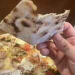 オリゾンテ - 焼成は強めで、かなりクリスピー。香ばしさはあるが、水分量が少なく、軽快というよりバリバリ系。好みは分かれそうで、クラッカー的な印象を受けた。