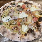 オリゾンテ - ピザオリゾンテ　※イカ、ベビーホタテ、つぶ、トマトを使った北海道らしい具材構成。見た目は賑やかで食欲をそそる。ミラノ風の薄焼きピザで、生地が主張するタイプ。