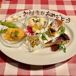 フライング ピッグ - 紅茶とオレンジのグラニテ(左から1番目)、ラムレーズンのセミフレッド(左から2番目)、バナナチョコカスタード(左から3番目)、いちじくのバスクチーズケーキ(右から1番目)