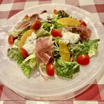 フライング ピッグ - とろーりモッツァレラと生ハムのカプレーゼ風サラダ～グレープフルーツドレッシングで～
