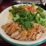 ラグ カフェ - 蒸し鶏御飯[海南鶏飯]＋サラダ付き