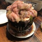 ホルモン屋 壺亭 - 料理写真:この量はヤバい。溢れているし（笑）しかも500円。