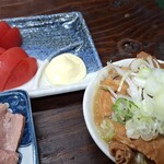 やきとん 泰希 - もつ煮、冷トマ