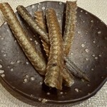 鰻 にしはら - お通しで出てくる骨せんべい