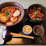 手打ちそば 彩月 - 小えび天そば(1450円)と小丼のづけまぐろ丼(650円)。
