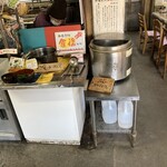 山下うどん - 中央に掲示されている通り『お勘定は食後』薪で焚いた麺を渡されるので、こちらで出汁を入れます♪