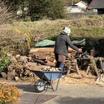 山下うどん - ほーら、流石に斧で割ってはいませんね、チェーンソーで切ってます。