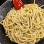 히후미노 요아케。 大宮店 - 야채와 돼지고기 아래에는 굵은 면이 가득 들어 있습니다.